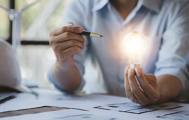Elektrotechniker bei der fachgerechten Installation - Ideenfindung